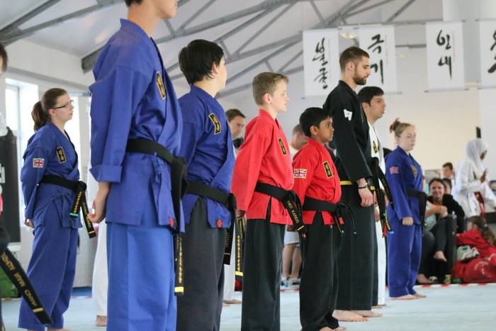 <center>WE HELP PARENTS RAISE RESILIENT AND CONFIDENT TEENAGERS!<center>